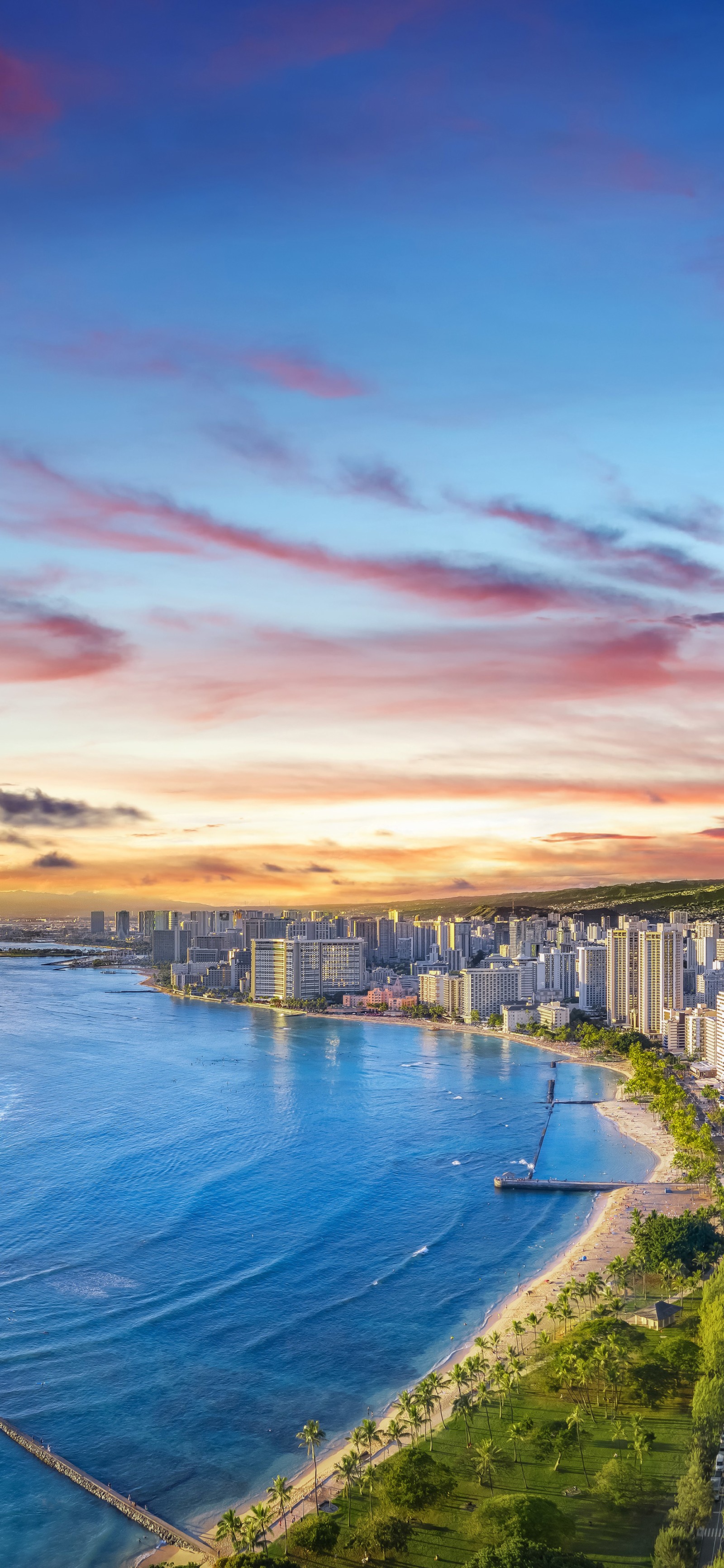 Vue aérienne d'une ville avec une plage et un plan d'eau (waikiki, voyage, nuage, eau, atmosphère)