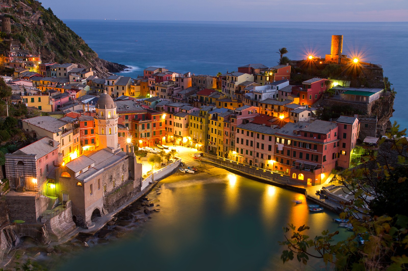 Luftaufnahme einer stadt auf einem hügel mit blick auf den ozean (vernazza, stadt, nacht, abend, tourismus)