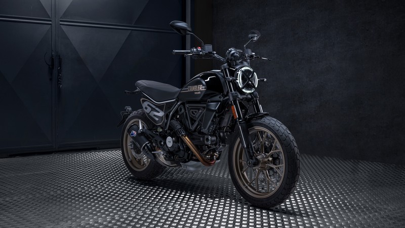 Крупный план мотоцикла, припаркованного в гараже (ducati scrambler full throttle, 2025, кафе рейсер, cafe racer, 5k)