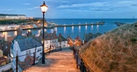 Encantador pueblo costero con muelle y vista escénica