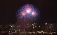 Fogos de artifício espetaculares sobre a cidade de Nova York à noite