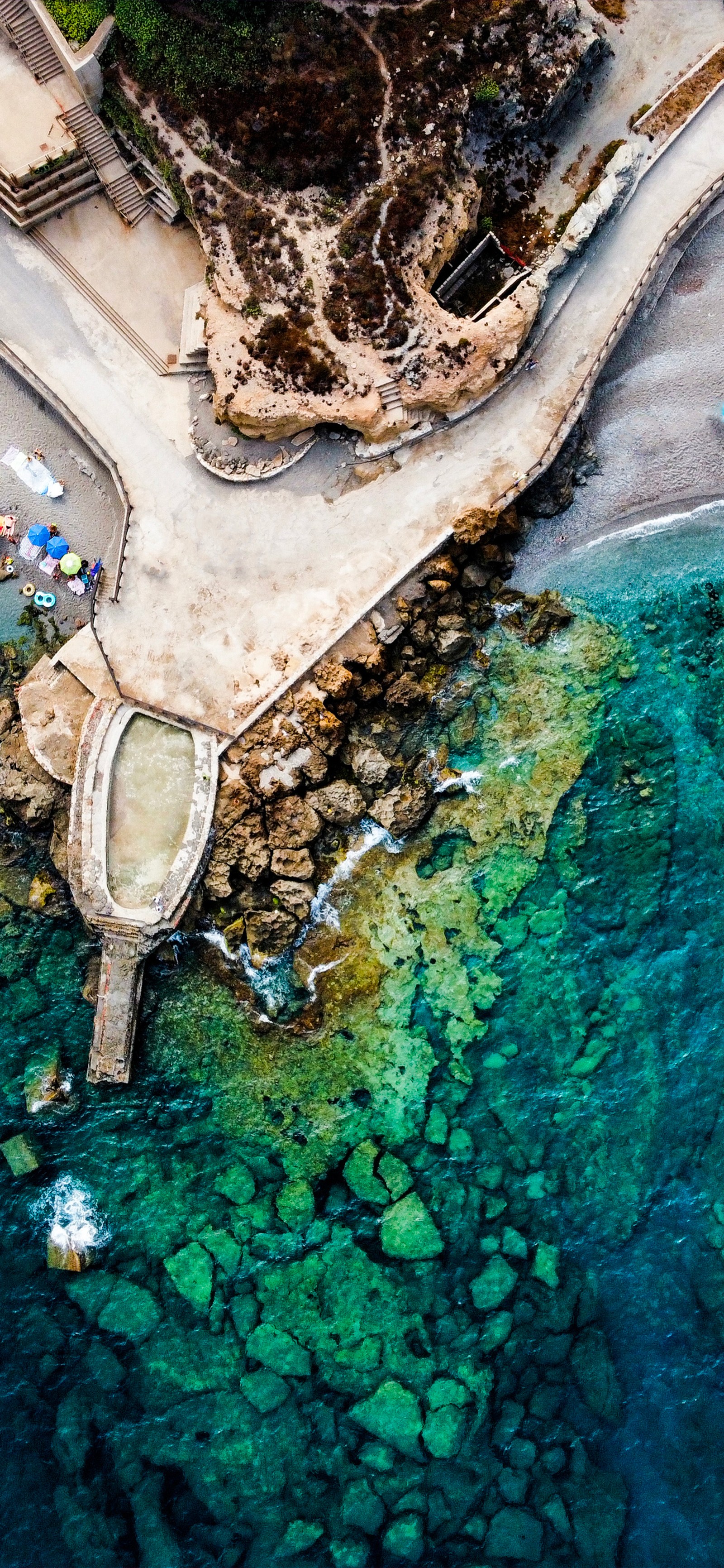 Vista aérea de uma praia com um píer e um corpo d'água (recursos hídricos, matemática, geometria, água, azul)