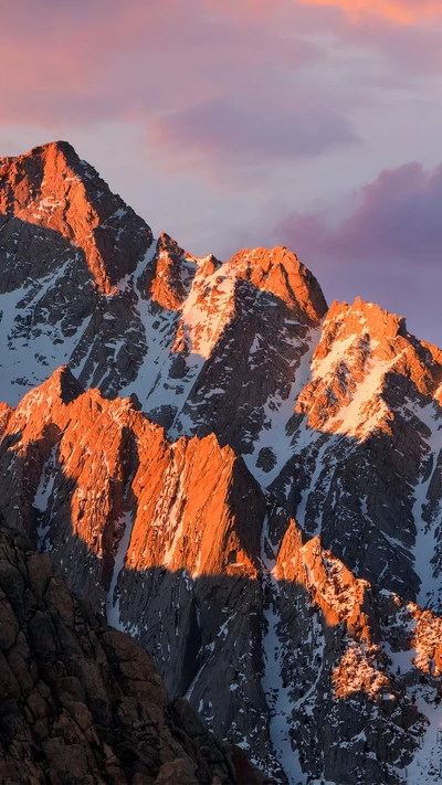 Majestätische schneebedeckte Berge, getaucht in das Licht der Abenddämmerung