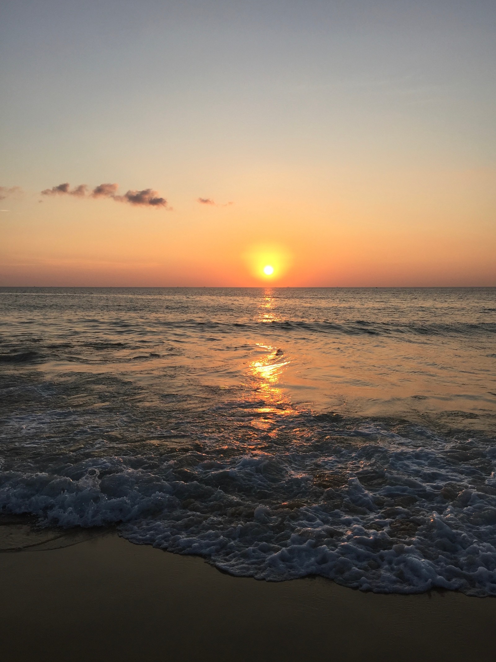 Vista aérea de um pôr do sol sobre o oceano com ondas (corpo de água, líquido, sol, crepúsculo, por do sol)