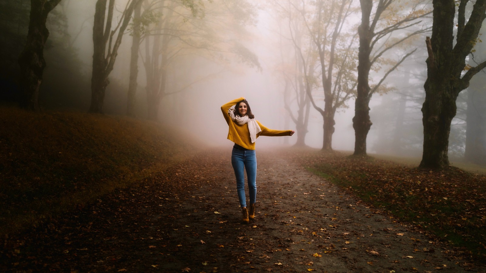 Une femme marchant sur un chemin dans le brouillard d'une forêt (plante, atmosphère, personnes dans la nature, paysage naturel, brume)