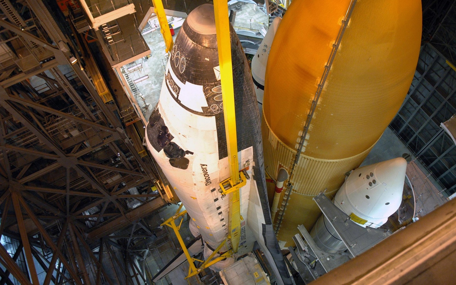 Arafed view of a space shuttle with a space shuttler on the side (space shuttle program, space shuttle, nasa, space shuttle discovery, yellow)