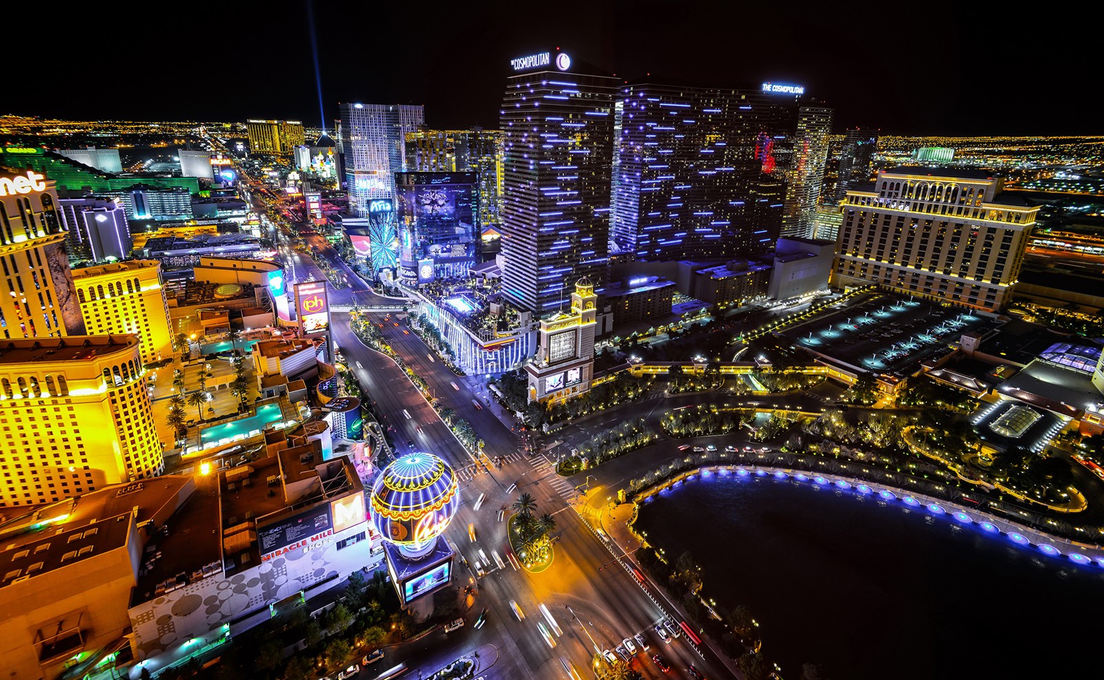 A view of a city at night with a bridge and buildings (las vegas, cityscape, city, metropolis, urban area)