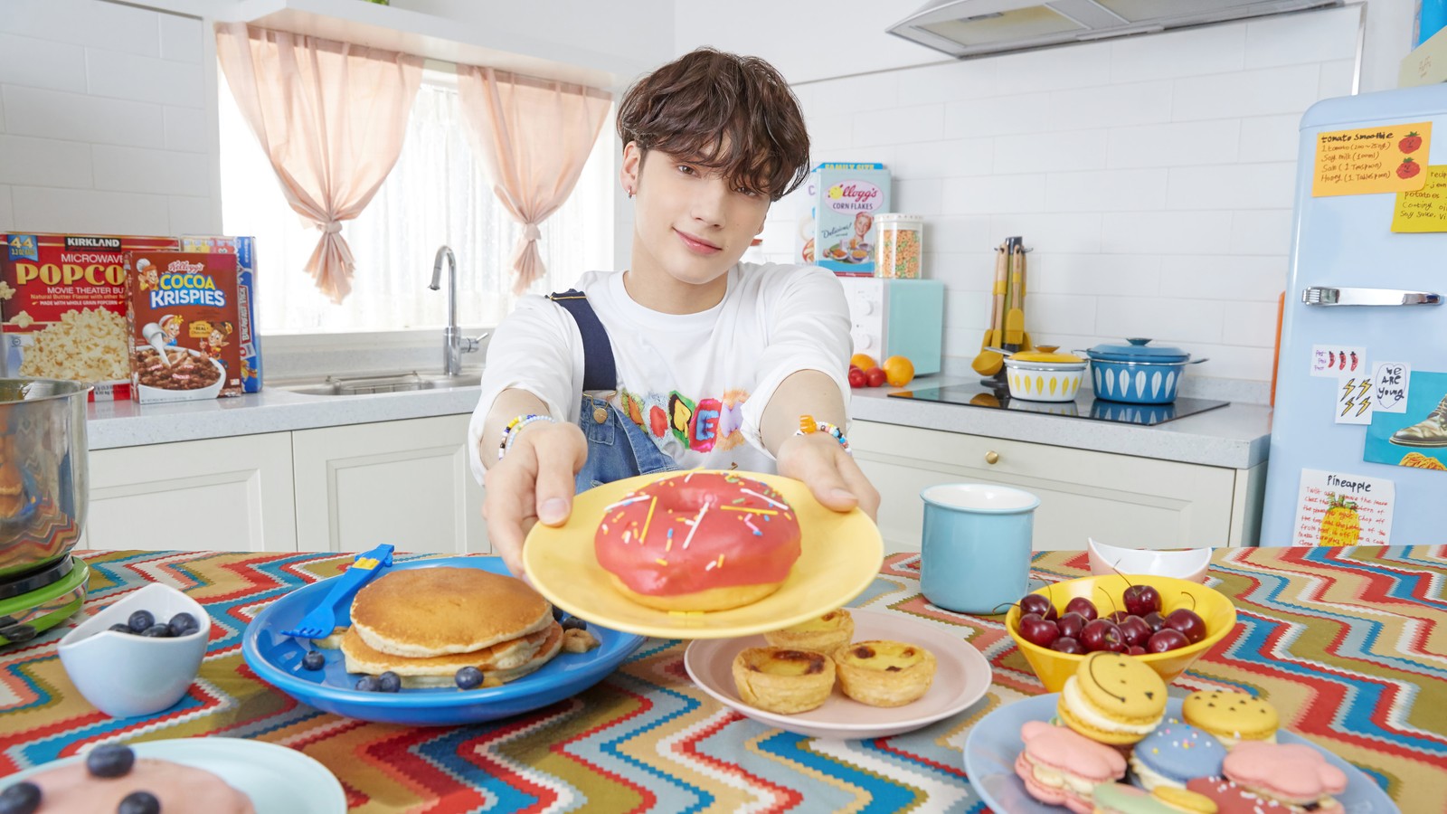 Hay un joven sosteniendo un plato con un donut (txt kpop, tomorrow x together, 투모로우바이투게더, kpop, k pop)