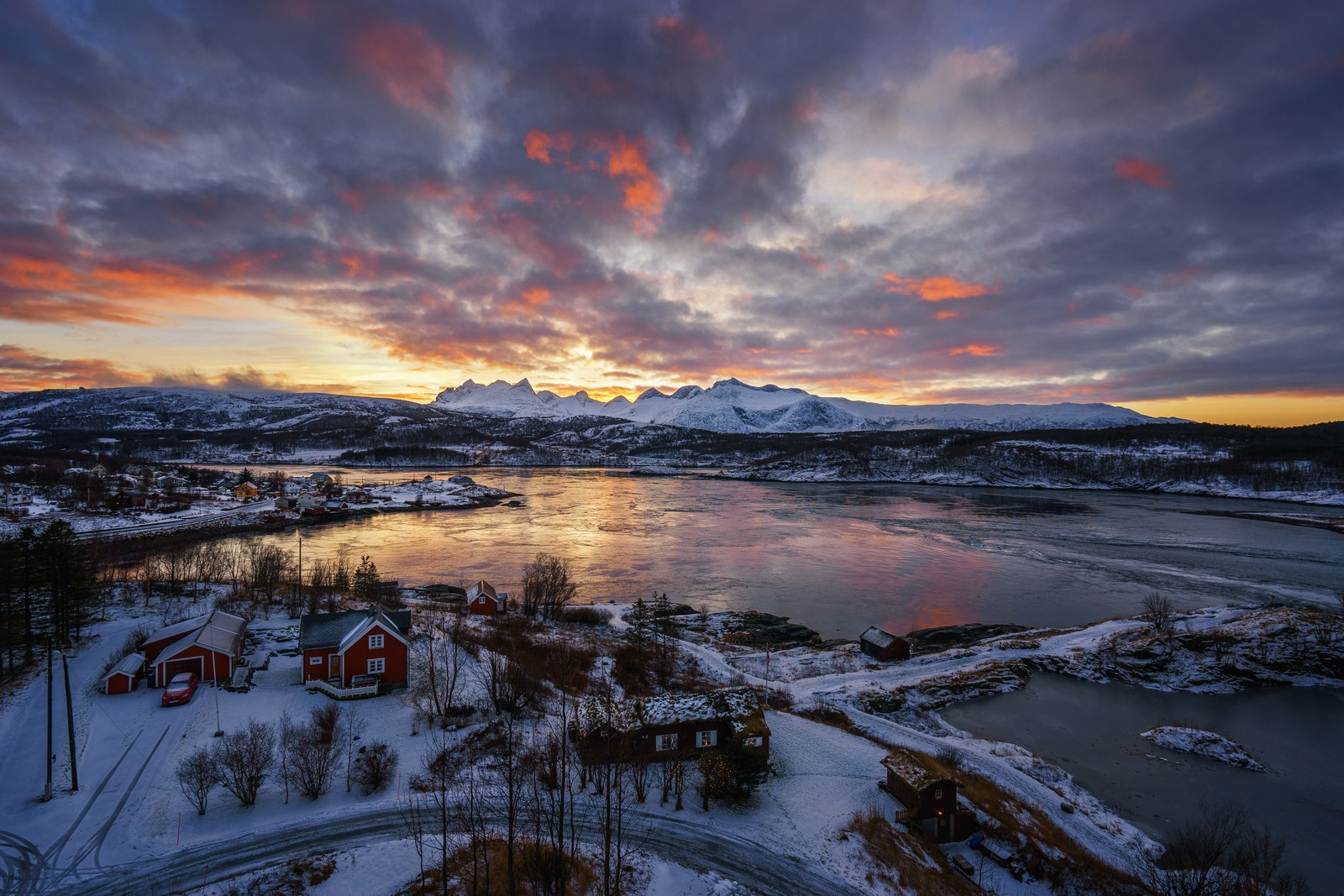 Vista de um pôr do sol sobre uma pequena cidade com um lago (lofoten, neve, natureza, nuvem, por do sol)