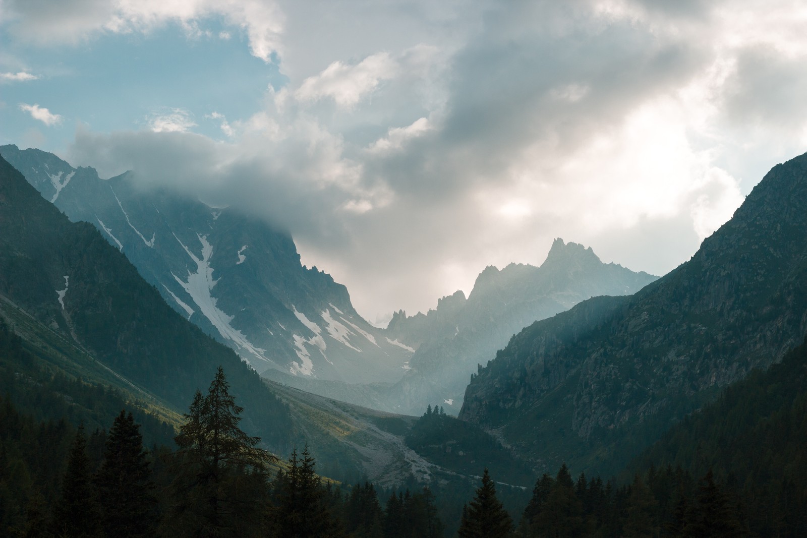 Montanhas com algumas árvores e algumas nuvens no céu (nuvem, montanha, paisagem natural, árvore, terras altas)