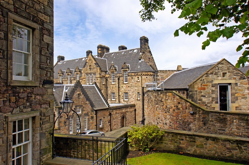 Большое здание с часами на верхушке (эдинбург, edinburgh, собственность, здание, дом)