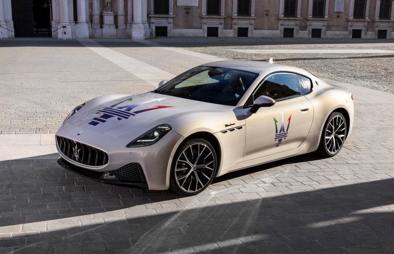 Близкий план maserati, припаркованного на кирпичной дороге (maserati granturismo modena prototype, 2022, машины, обои 4k)