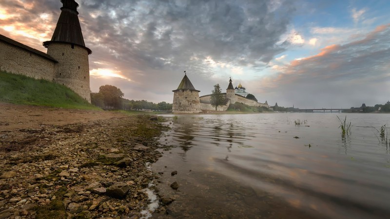 Вид на замок на берегу озера (вода, отражение, замок, водный путь, банк)