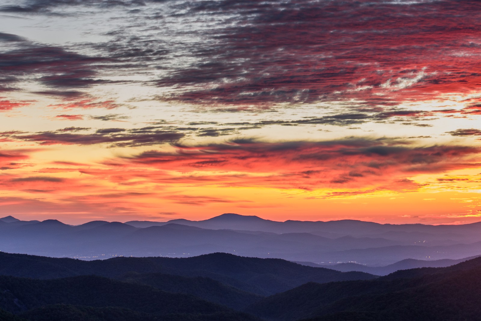 Вид заката над горным хребтом с несколькими облаками (blue ridge parkway, горы блю ридж, вид с воздуха, восход солнца, оранжевое небо)