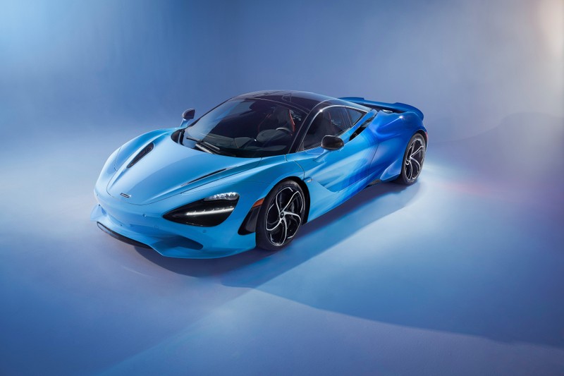 Синий спортивный автомобиль представлен в студийной обстановке (mclaren 750s купе, mclaren 750s coupé, спектр, 2023, специальное издание)