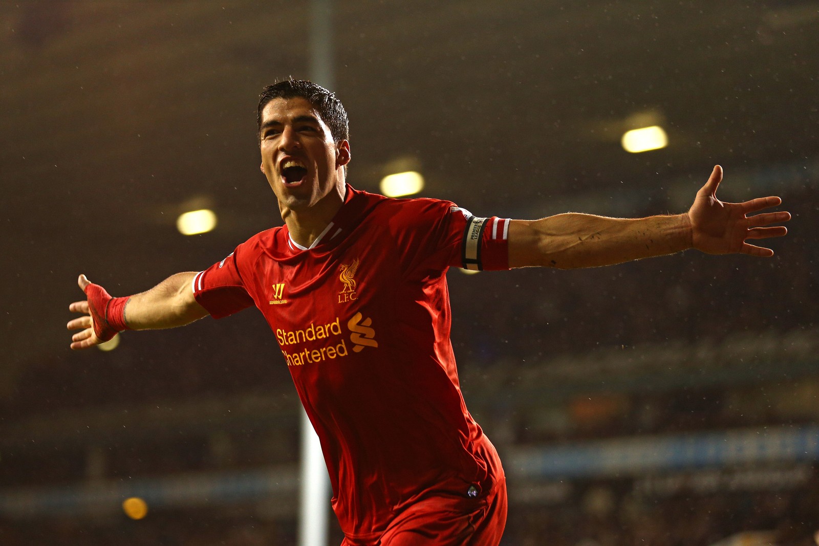 Un jugador de fútbol celebrando un gol en un estadio (liverpool fc, liverpool f c, premier league, fc barcelona, meta)