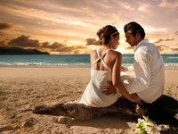 Lune de miel romantique sur la plage au coucher du soleil