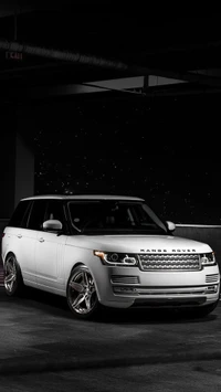 Eleganter weißer Range Rover in stilvollem schwachem Licht