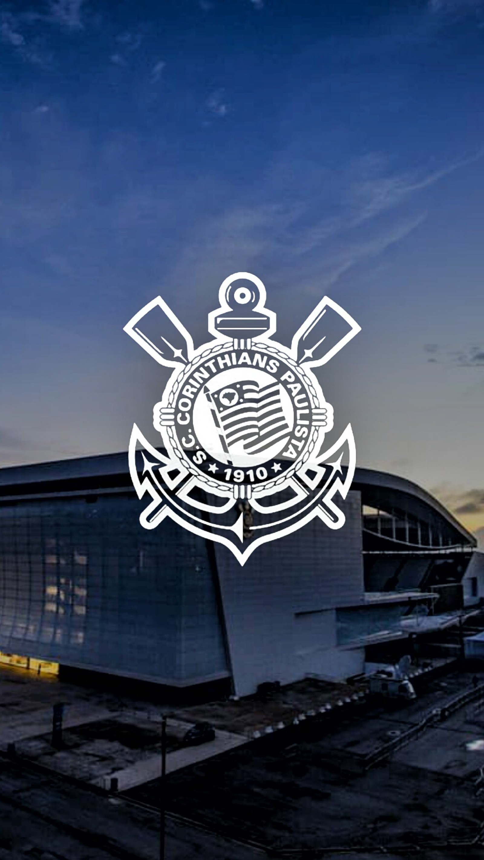 Eine nahaufnahme eines gebäudes mit einer uhr und einem feuerwehrlogo (corinthians, sccp, arena corinthians)