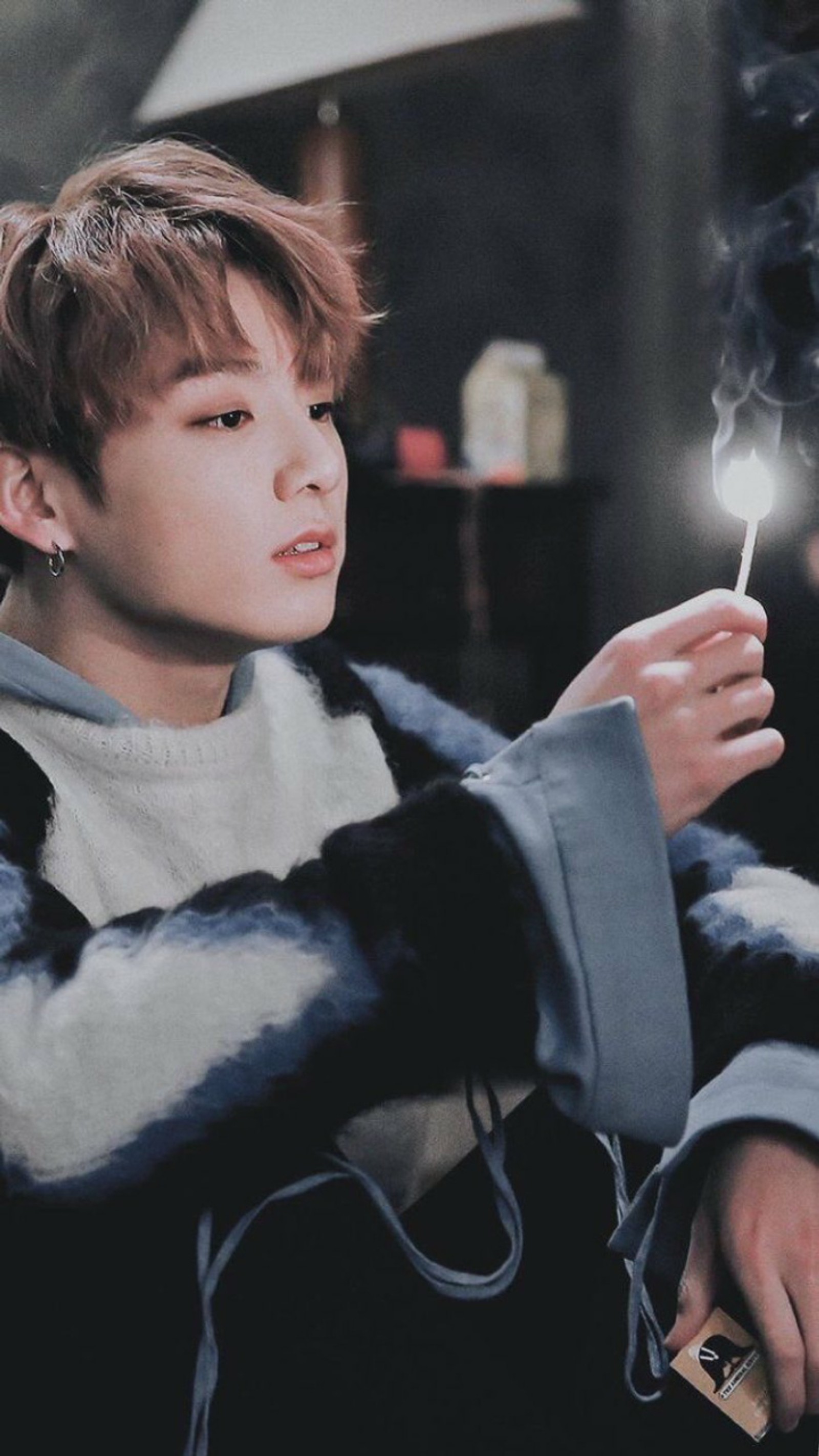 Un garçon avec une cigarette à la main (bts, jungkook, k pop)