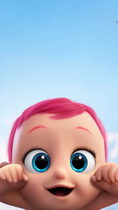 Fröhliches Baby mit lebhaftem pinken Haar und großen blauen Augen, das vor einem hellen Himmel lächelt.