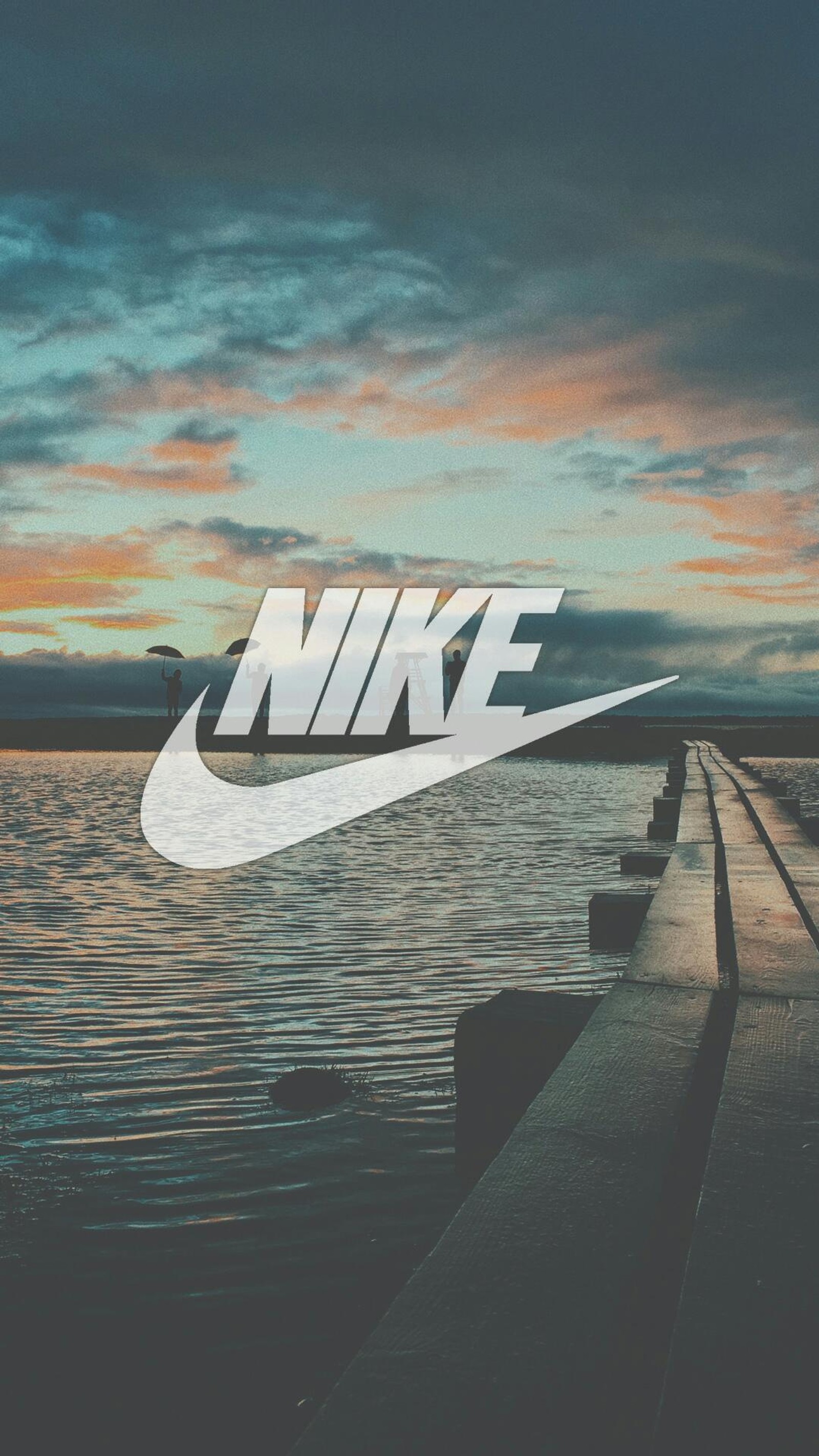 Un primer plano de un muelle de madera con un logo de nike en él (nike, imagen)