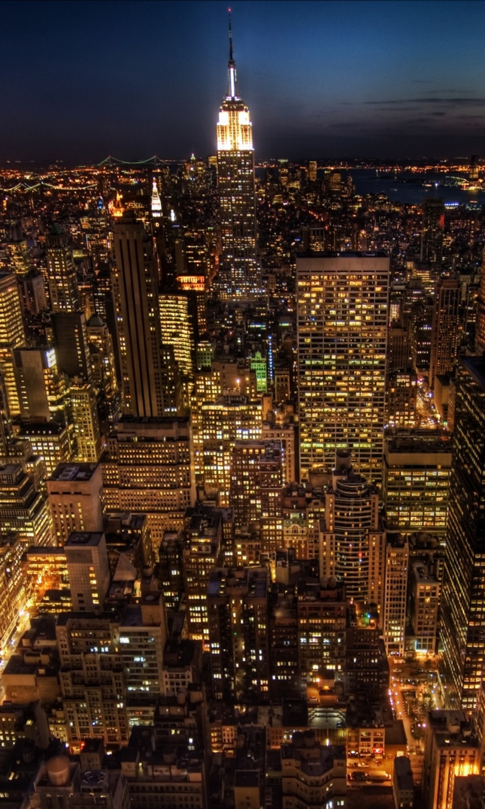 Verzerrtes bild einer stadt bei nacht mit vielen lichtern (gebäude, stadt, reich, neu, nacht)