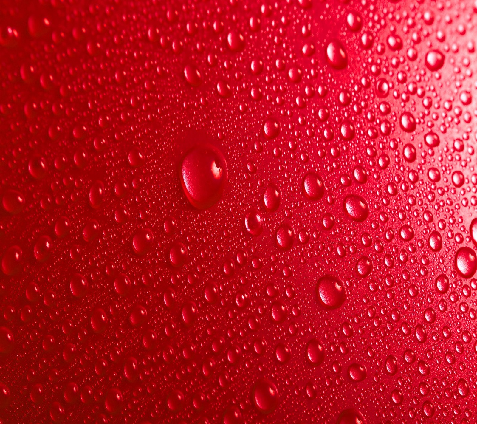 Un primer plano de una botella de líquido rojo con gotas de agua (3d, gotas de lluvia 3d, genial, nuevo, agradable)