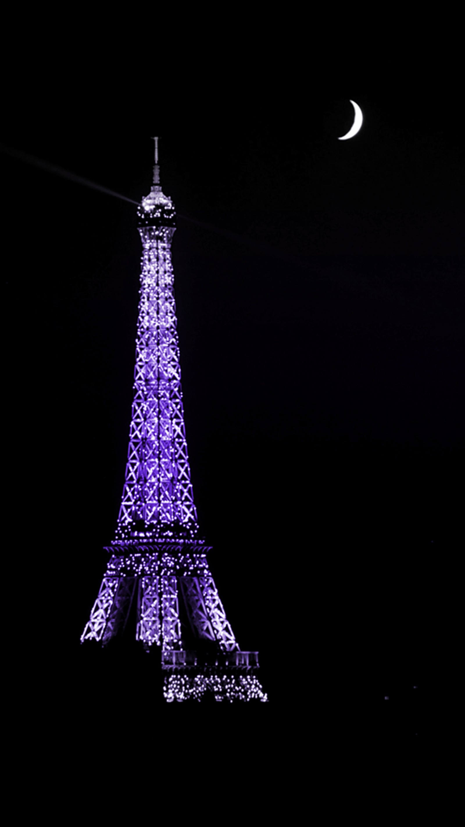 Uma vista da torre eiffel iluminada em roxo (torre eiffel, luzes, noite, paris)