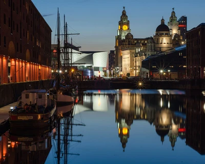 Orla de Liverpool ao crepúsculo: reflexos da arquitetura histórica e do patrimônio marítimo.