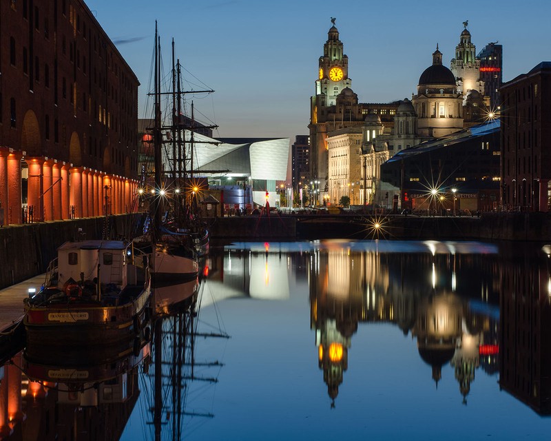 Вид города с часовой башней и рекой (англия, england, ливерпуль, liverpool)