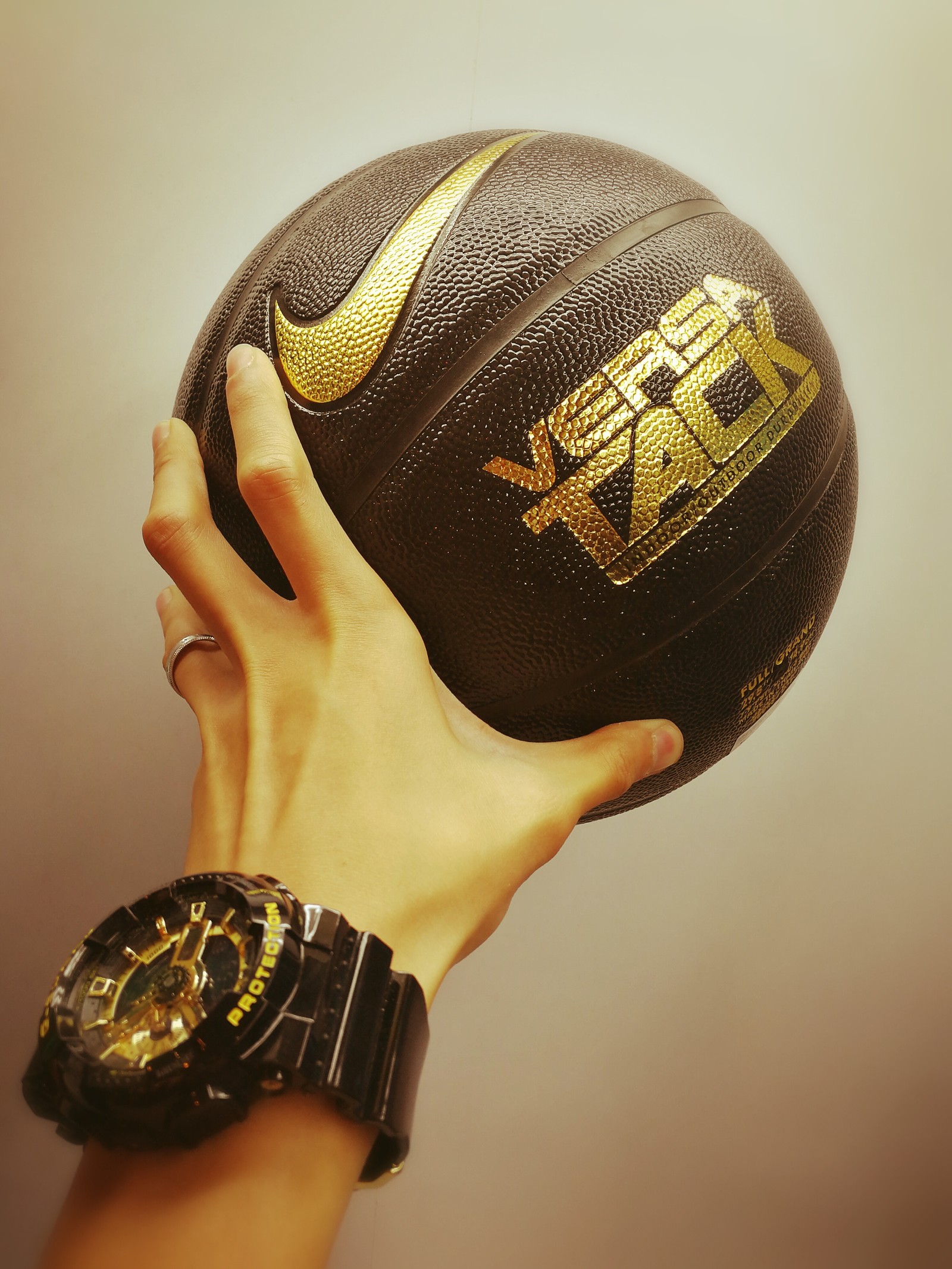 Скачать обои баскетбол, черный и золотой, gshock, nike basketball, versatack