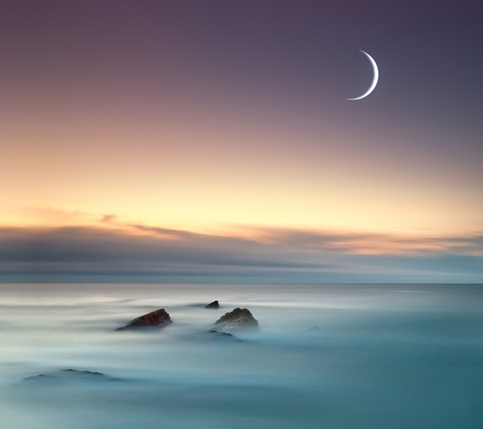 Une vue d'un croissant de lune sur l'océan avec des rochers au premier plan (art, lune, mer)