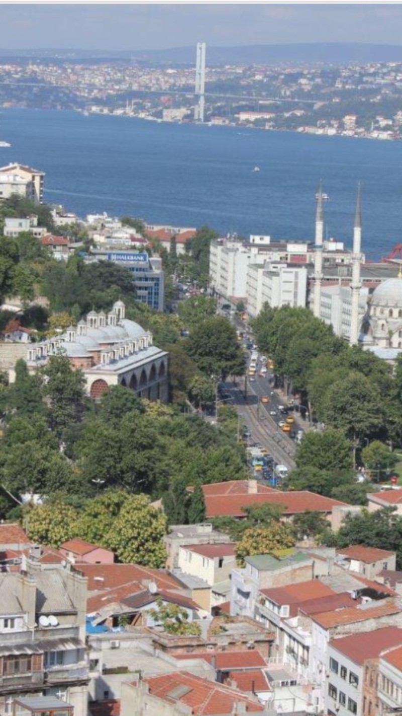 Арфед вид на город с большим водоемом на заднем плане (галата, galata, стамбул)