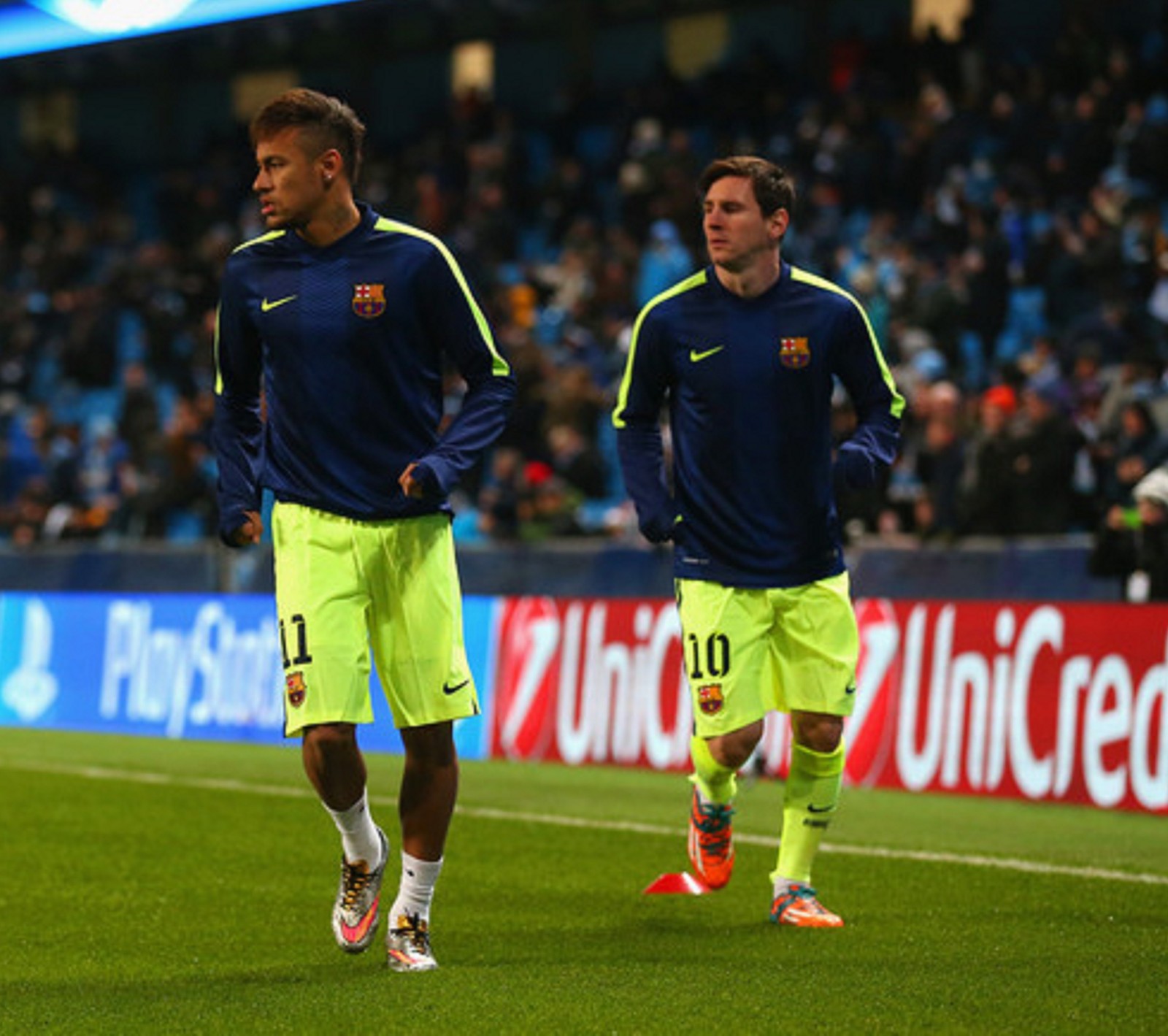 Jogadores de futebol arafed estão caminhando pelo campo durante um jogo. (barcelona, futebol, messi, neymar, espanha)