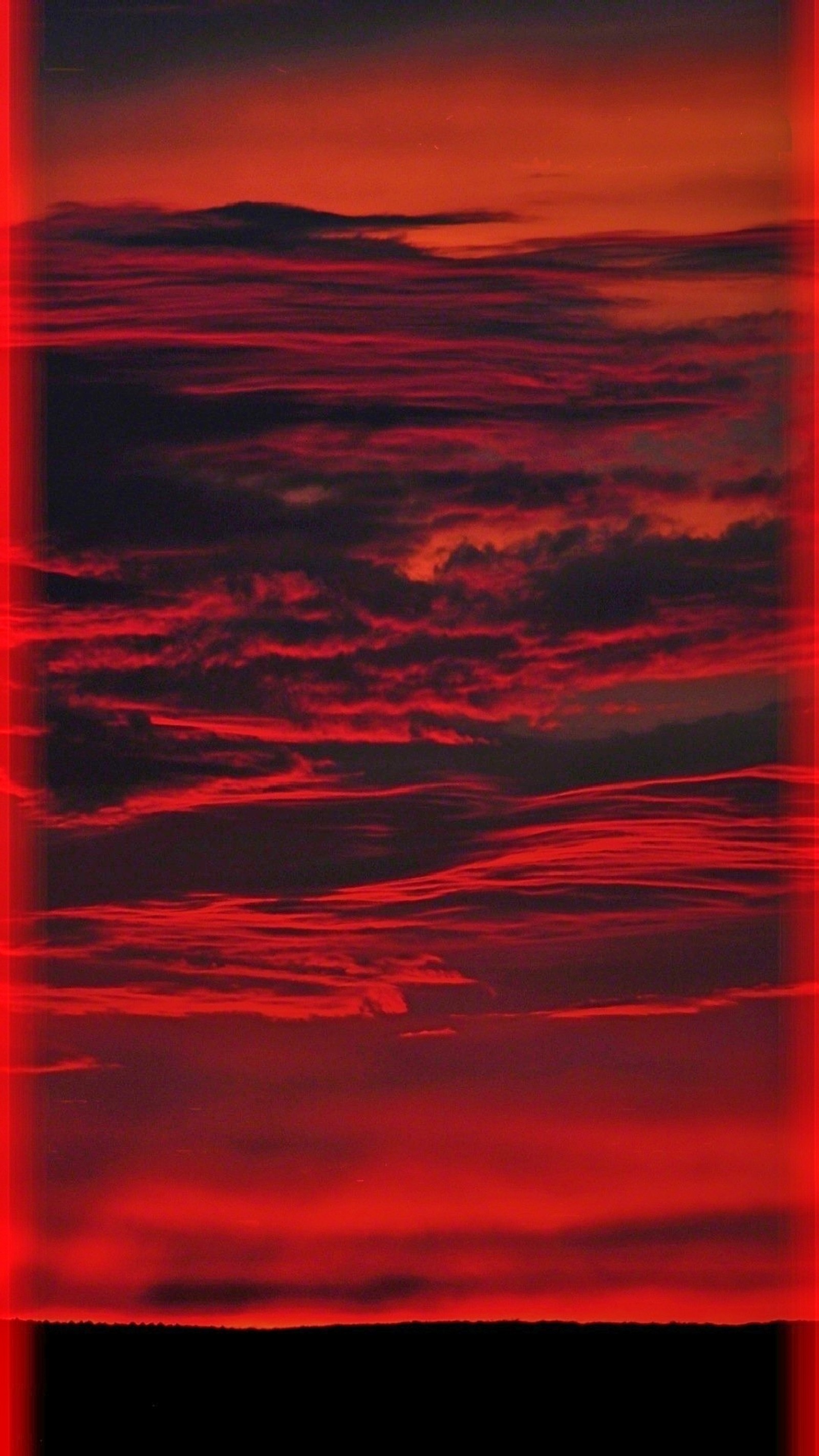 Uma vista arafed de um céu vermelho com um avião voando ao longe (nuvens, borda, natureza, vermelho)