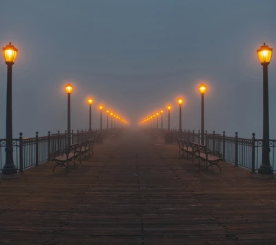 Nebliger Brücke, beleuchtet von Laternen, die zu einem geheimnisvollen Ziel führen