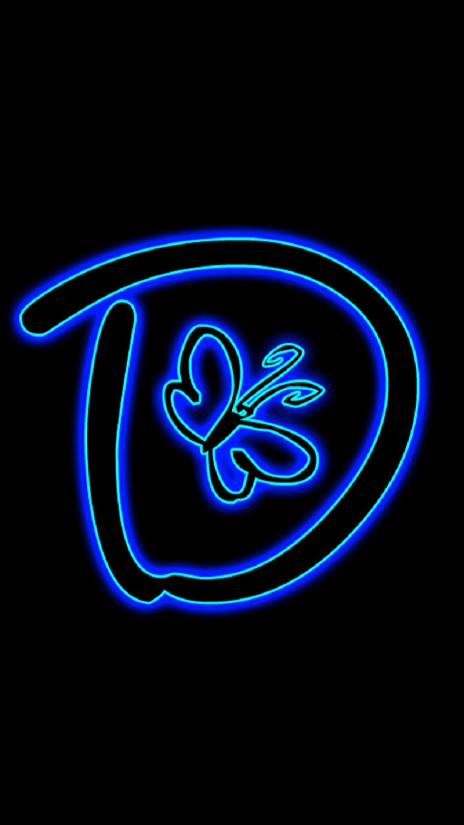 Um close em uma letra azul neon com uma borboleta em cima (alfabeto, alphabet d, letra d, letter neon, neon d)