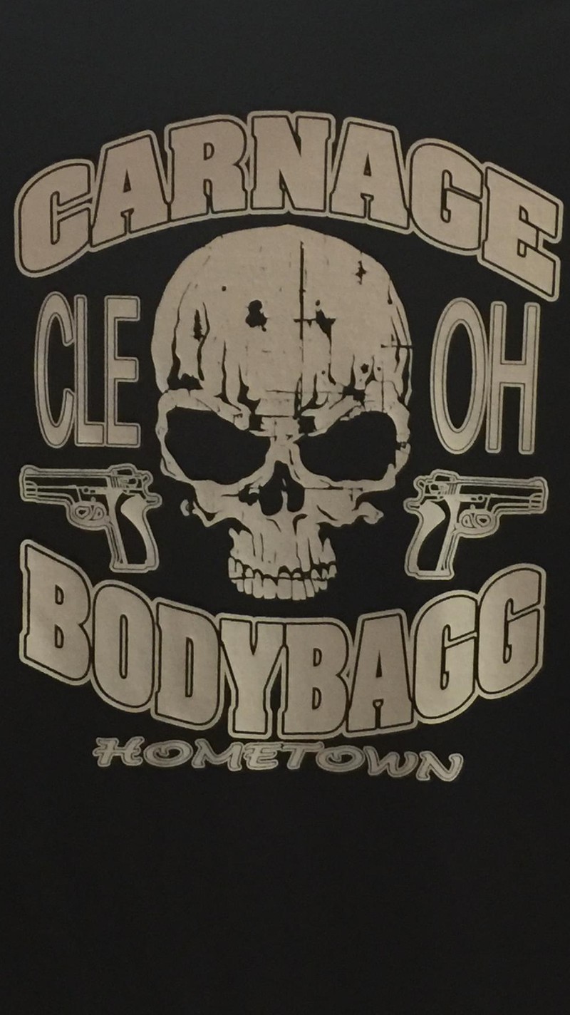 Крупный план черной футболки с черепом и пистолетами на ней (bodybagg, carnage, carnage bodybagg, хип хоп, музыка)