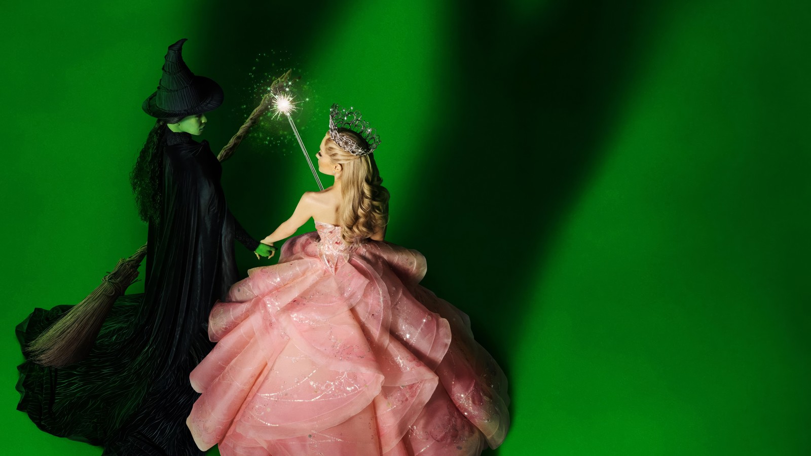 Un gros plan d'une figurine d'une femme déguisée en sorcière et d'un homme déguisé (wicked 2024, film, affiche)