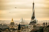 Futuristische Stadtlandschaft mit dem Eiffelturm und modernen architektonischen Wahrzeichen, die klassische und zeitgenössische Designelemente vor einem bewölkten Himmel vereinen.