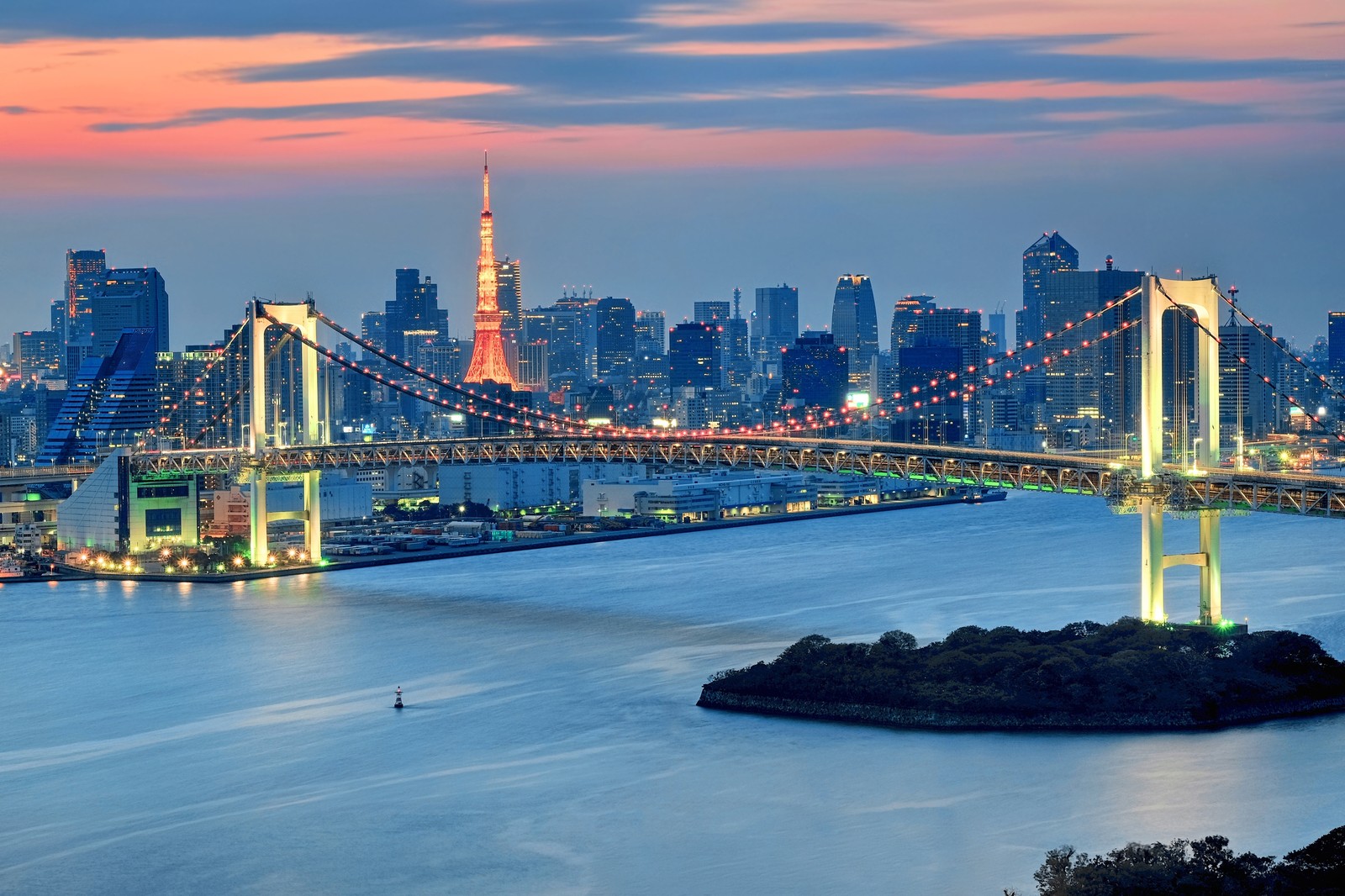 Vista árabe de uma ponte que atravessa um grande corpo de água (odaiba, paisagem urbana, cidade, linha do horizonte, área urbana)