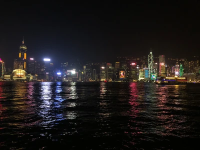 Cenário noturno vibrante de Hong Kong refletido na água