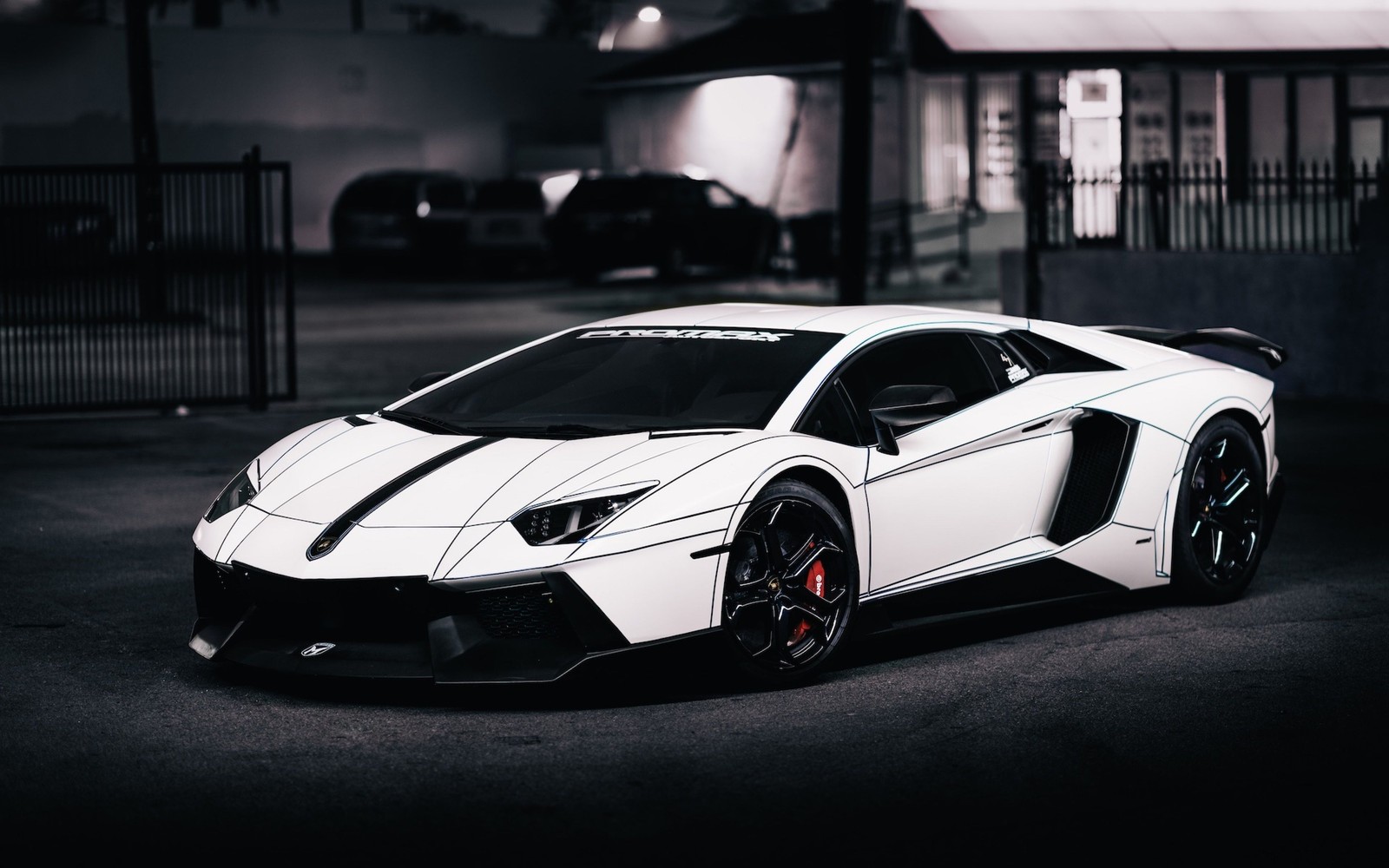 Un primer plano de un coche deportivo blanco estacionado en un aparcamiento (lamborghini, lamborghini aventador, coche, coche deportivo, lamborghini veneno)