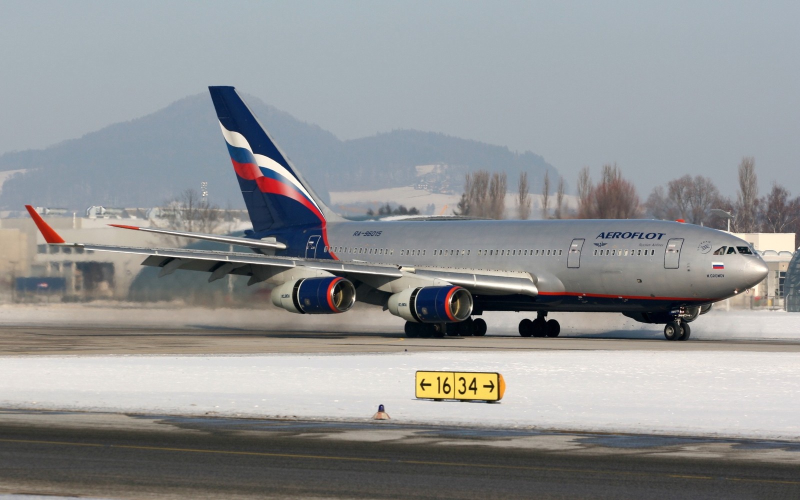 Araflane sur la piste avec une montagne en arrière-plan (avion de ligne, aviation, boeing, compagnie aérienne, voyage aérien)