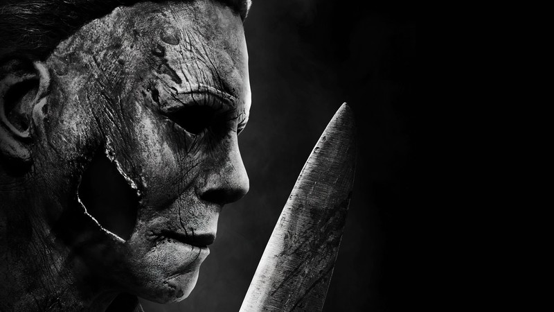 Черно-белая фотография человека с ножом (хэллоуин убивает, halloween kills, 2021, фильм, майкл майерс)