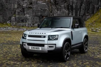 2020 Land Rover Defender 90 SE Urban Pack in einer rauen Umgebung