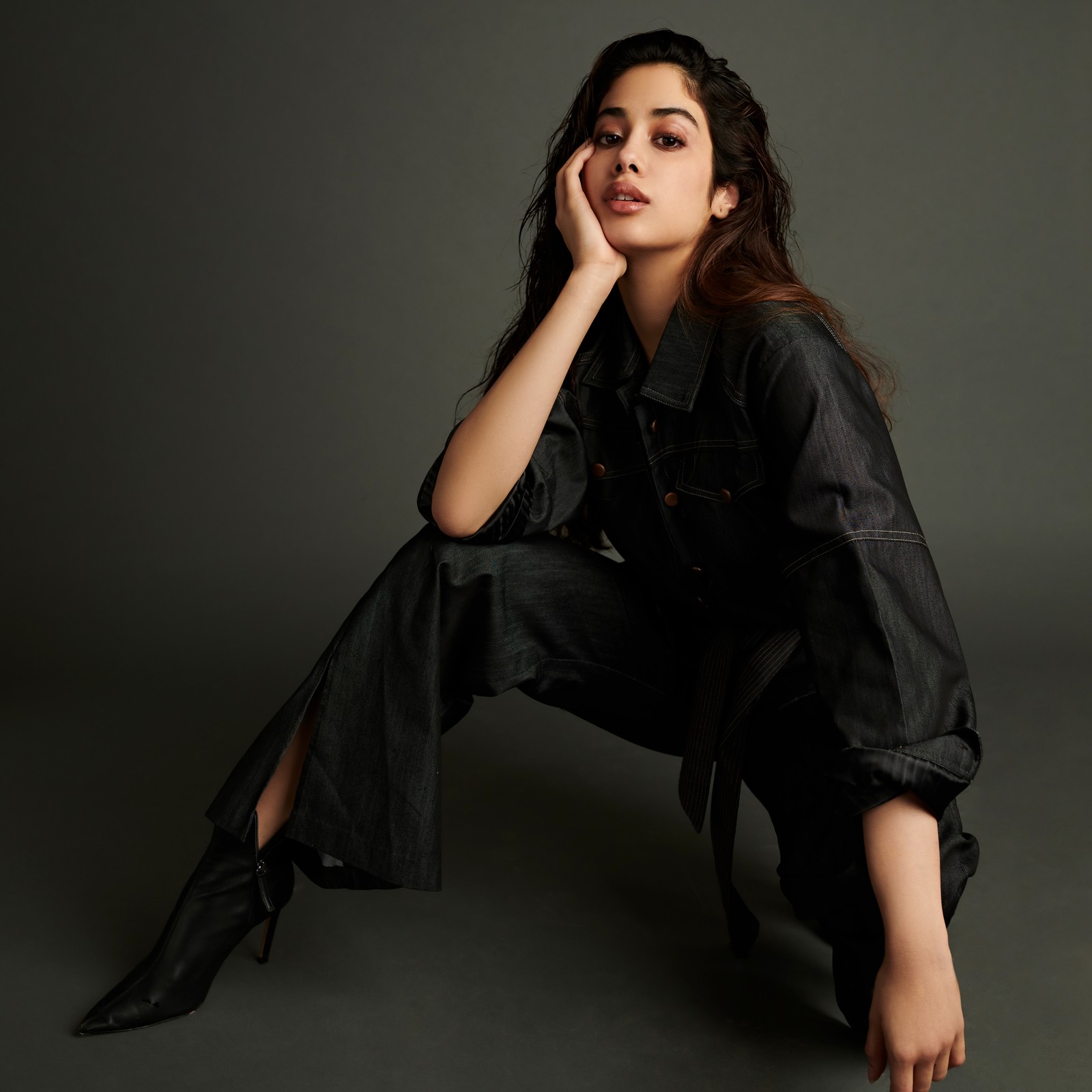 Une femme assise sur une chaise dans une tenue noire (janhvi kapoor, actrice de bollywood, actrice indienne, séance photo, gens)