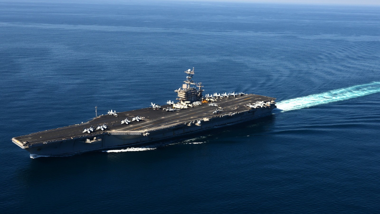 Portaaviones árabe en el océano con una estela de humo verde (portaaviones, marina de los estados unidos, barco, buque de guerra, buque de asalto anfibio)