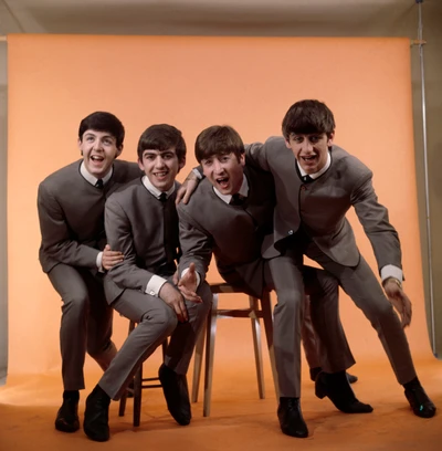 Les Beatles en costumes : Moments ludiques capturés sur fond orange